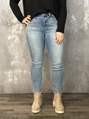 Judy Blue Light Wash Relaxed Fit Jean (sizes 25-24W)