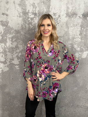 The Wrinkle Free Magenta/Griege Floral Lizzie Top (Small - 3X)