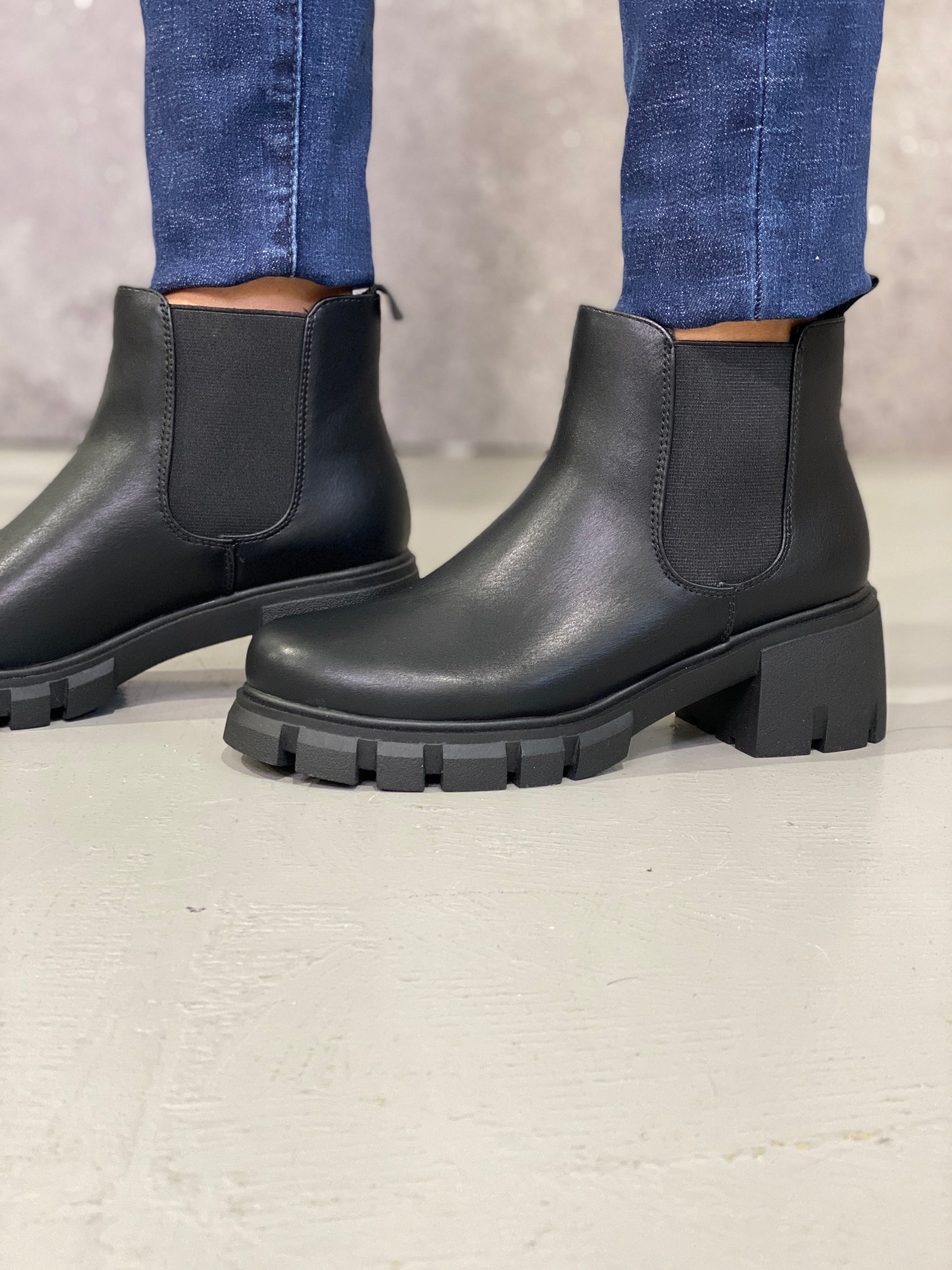 Chunky Heel Boot - Black - SIZE 6 left